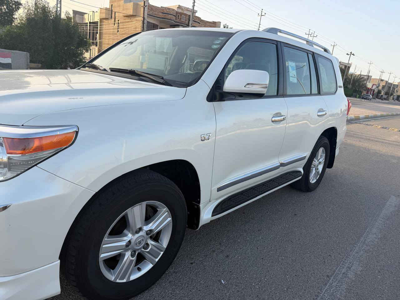 تيوتا لاندكروز 2015  فئه 5700 V8 
السياره كفاله عامه من كلشي ايدي 
استخدام شخصي 
ماشيه ١١٩ حقيقي 
كلشي بيه شركه لا بارد ولا صبغ ولا شخط 
محرك كير كفاله من كلشي 
رقم اربيل تحويل ثاني يوم 
العنوان الفلوجه 

رقم صاحب سيارة ***********
