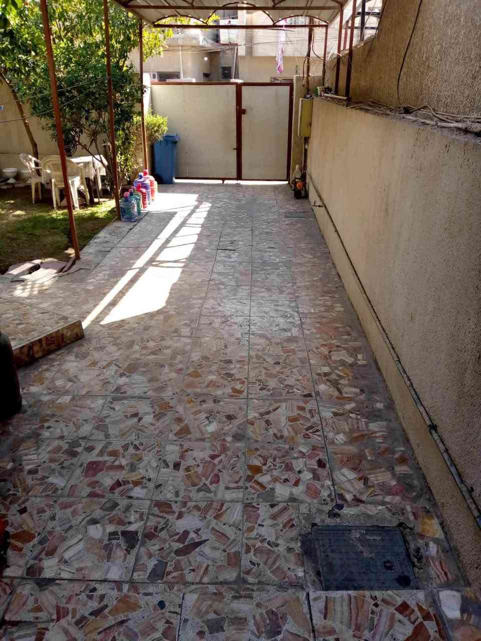 دار للبيع المساحه ١٩٧ متر ملك صرف الدوره حي الصحه الطابق الاول كراج وحديقه مطبخ واستقبال وصاله داخليه وغرفتين نوم الطاابق الثاني غرفتين ساندويج بنل مع بيتونه وسطحين سعره المتر مليون ونص للاتصال ***********
