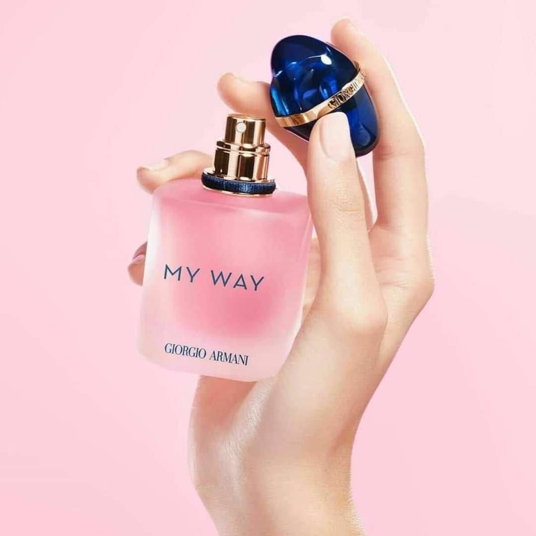 عطر ماي واي  MY WAY
عطر نسائي مثير هادئ🌸
ماي واي عطر الاثارة النسائي 
الهادئ من اصدارات بيت الأزياء والعطور الإيطالي الشهير جورجيو ارماني Giorgio Armani.💖🌸
زهري مثير للنساء من العائلة العطرية فلورا My Way عطر . تم اطلاق العطر حديثا😍❤️
🌸 باقة عطرية استثنائية فواحة تشذو بعبير الياسمين يمزج هذا العطر النسائي المضيء بين الروائح الزهرية والحمضيات والخشبية والبودرية لجوهر رقيق ورومانسي يجعله المميز من بين مجموعاتك المفضلة في الطقس الدافئ 🌸🌸
المكونات العليا من زهر البرتقال والبرغموت تضفي كثافة متلألئة منذ البداية ، مما يخلق جوا مهيبًا . ومما يزيد من إبراز هذه المكونات هو الياسمين الهندي ومسك الروم في قلب العطر ، والتي تتحد لتشكل باقة أنثوية مبهرة أخيرًا ، تشتمل اللمسات الأخيرة على المسك الأبيض وأرز فيرجينيا وفانيليا مدغشقر في القاعدة ، مما يجذب أي شخص قريب بديناميكيتها الحسية الناعمة 
الحجم ١٠٠ ملم


**إذا كنت صاحب هذا الإعلان وتريد حذفه لأي سبب، رجاءا أرسل رسالة إلى الدعم الفني**