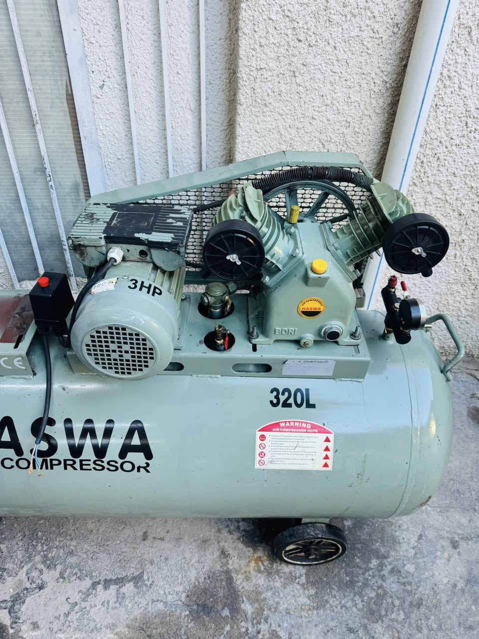 كمبريسر حجم 320 لتر كلش كبير نظيف جدا شغال ثقيل جدا دبل تاروسة بي مكان مال تاروسة ثانية وماطور او محرك السعر 550 الف مكاني بغداد 
مدينة الصدر 
*********** متوفر واتساب
