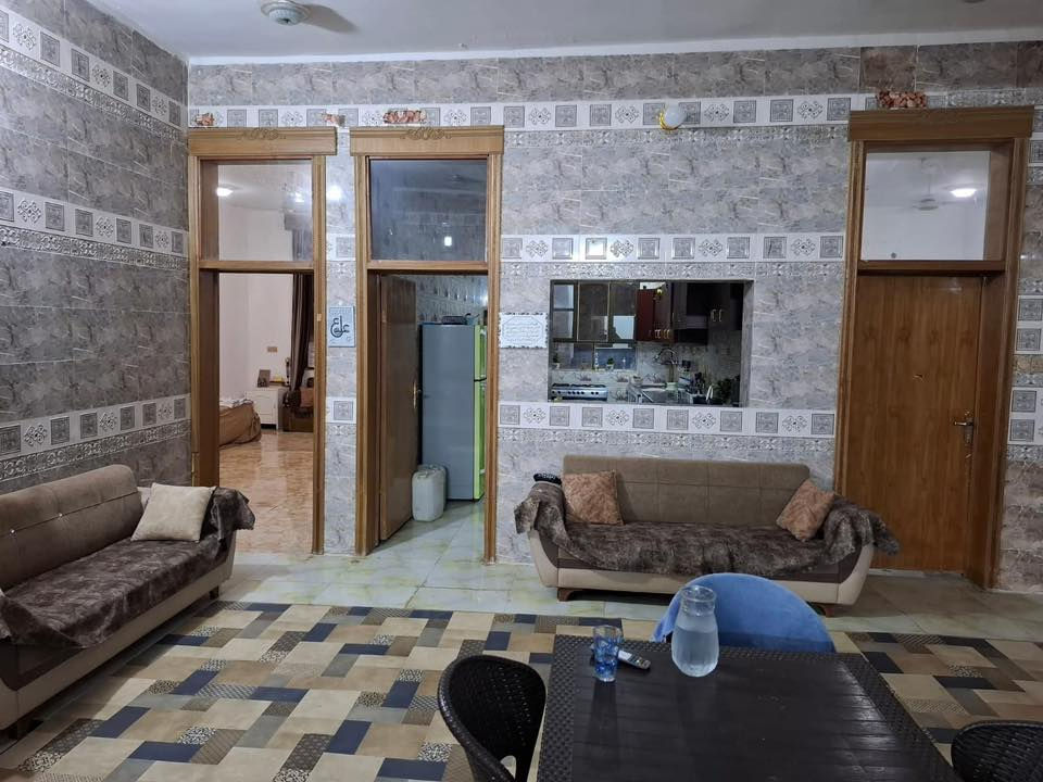 السلام عليكم بيت مساحه ٥٠٠ متر قرب عمود ١٠٥ البارون شارع السيدة زينب بيع مستعجل 
***********
