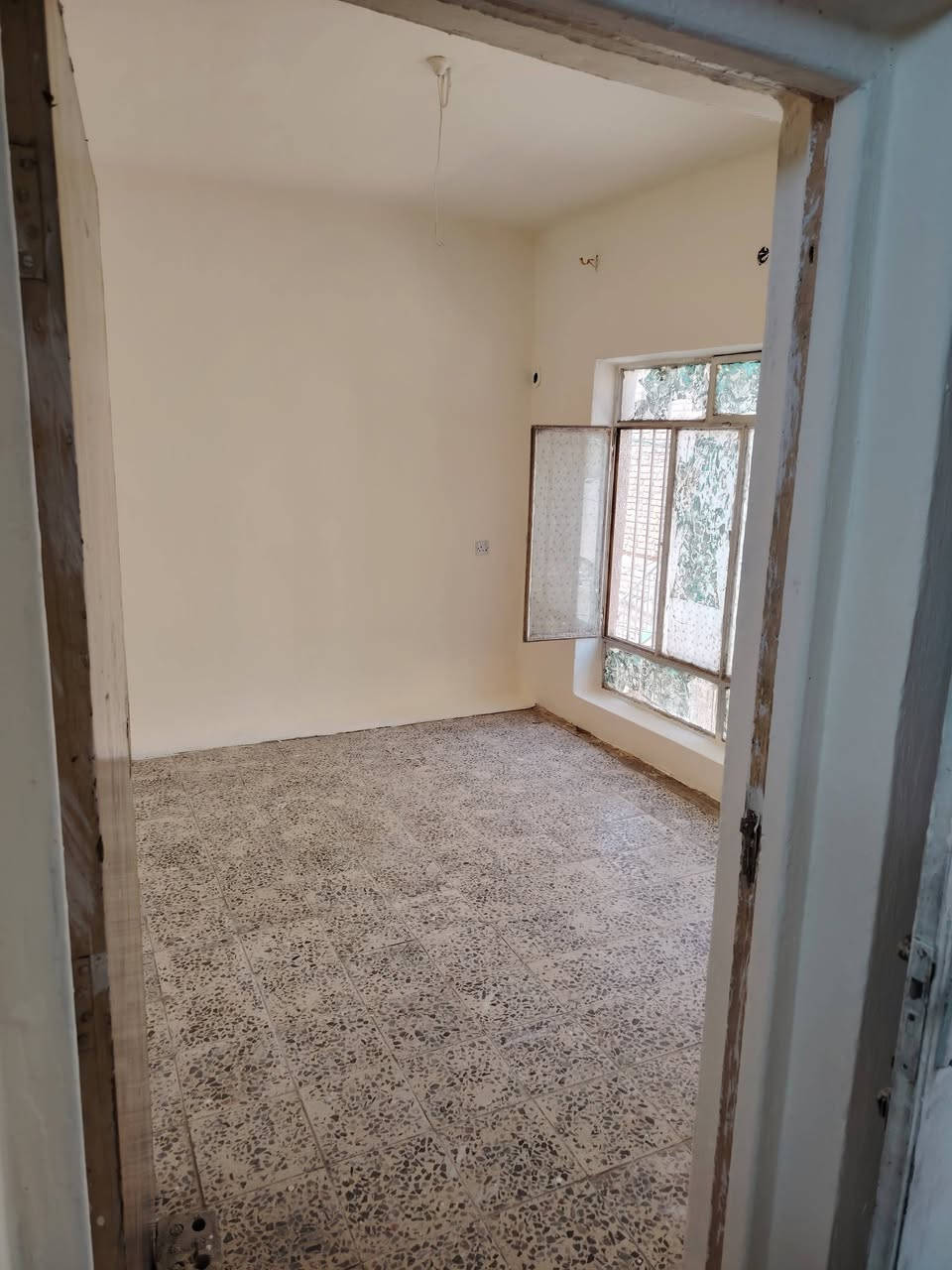 السلام عليكم
شقه للايجار طابق أول
تحتوي على غرفتين نوم + صاله + مطبخ +حمام وتواليت + بلكونه
عنوانها بغداد الجديده / شارع المسبح قرب مدرسة البحتري والدفاع المدني
الإيجار 350
غير متواجد بالفيس ***********
