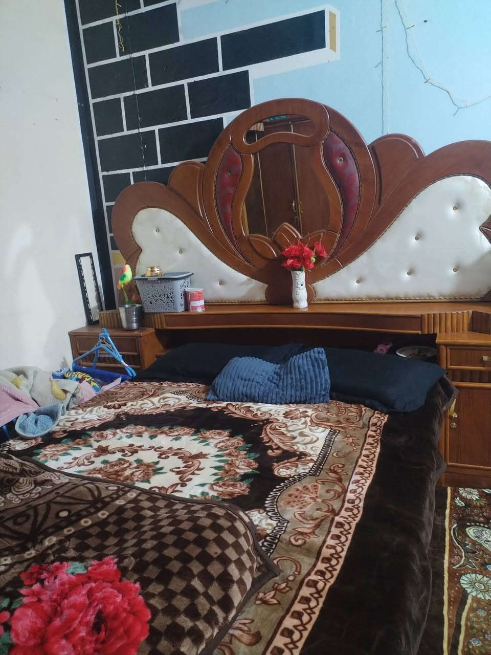 سلام عليكم  غرفه خشاب صاج ثقيل سعرها 650وبيها مجهال عوزها ملاحضت  سبلت 3طن نوع شونك سعره 500وبي ثلاجه جديده كلش بس غاز وزها سعرها 75 بلازمه حجم 55 بدون نت سعرها 250 تواصل***********واتساب او خاص
