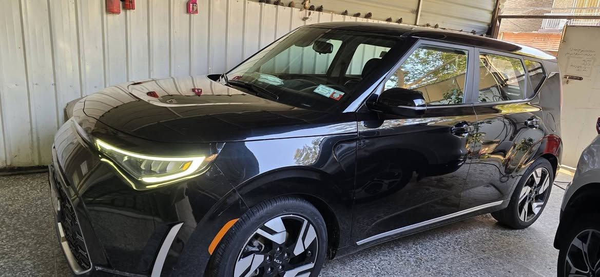 سلام عليكم
للبيع كيا صول موديل 2023Kia Soul
 فول مواصفات جيتي لاين 
 فتحه وبصمه
 وشاشه ايباد 
زنون بلادي 
وكشنات جلد 
شاشه فوتشوب
  حساس اطارات 
كشاف امامي شغال 
انضمه قياده
 حجم المحرك 2000 دوش
 شاحن وايرلس 
تبريد بيانو 
رادار امامي شغال رادار خلفي شغال
 رادار يمنه ويسره توقف ذاتي عنده رجوع بك
 ناره داخليه دمامات صوت امامي وخلفي
 تحكم جهتين
 حاكيه مانع نزلاق
 شاشه كبيره ولمس
 كامره دواره 
اشاير بل مري
 تشغيل عن بعد
 بيبان بصمه 
دواخل مطعم بحمر بلادي
 دبل رف خلفي 
ناره داخليه led
 ولكب كروم حجمه 18 تخم تاير جديد
  السياره مكفوله شواصي ولغود حادثه جاملغ امامي وشوية بلبنيد مصبوغه فقط   جميع الارباكات سليمه  صور الحادث مرفقه ويه الصور
بغداد بسمي  وبعد بيها موصفات هواي 
السيارة جديدة جداا مسويلهة ادامة كاملو وشادلهة تخم تاير جديد وبطارية 
مكاني بغداد الرصافة
***********
السعر ١٥٥ وبيهة شوية مجال
