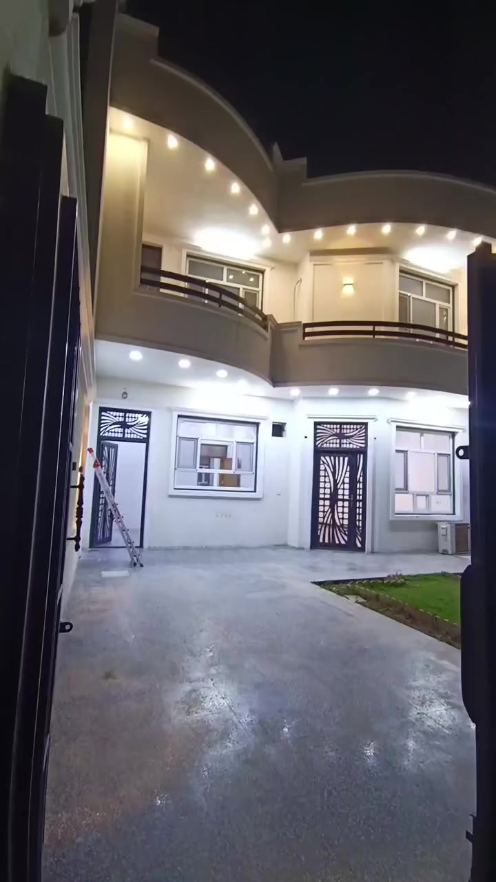 السلام عليكم ورحمه الله وبركاته.
الدار للايجار.. مساحه(300)م بناء حديث. 
يحتوي على..4غرف نوم🔴واستقبال🔴ومطبخ🔴حولي كبير🔴حمام عدد2في الطابق الثاني🔴حمام عدد3في الطابق الاول🔴كراج كبير🔴حديقه خارجيه🔴حمام خارجي🔴سطح عدد2🔴.!
العنوان:الغزاليه نهايه شارع مدير الامن في الزراعي.👍
للاستفسار الاتصال على الرقم التالي..
(***********).
ملاحظه..البيت بناء حديث👍🔴
