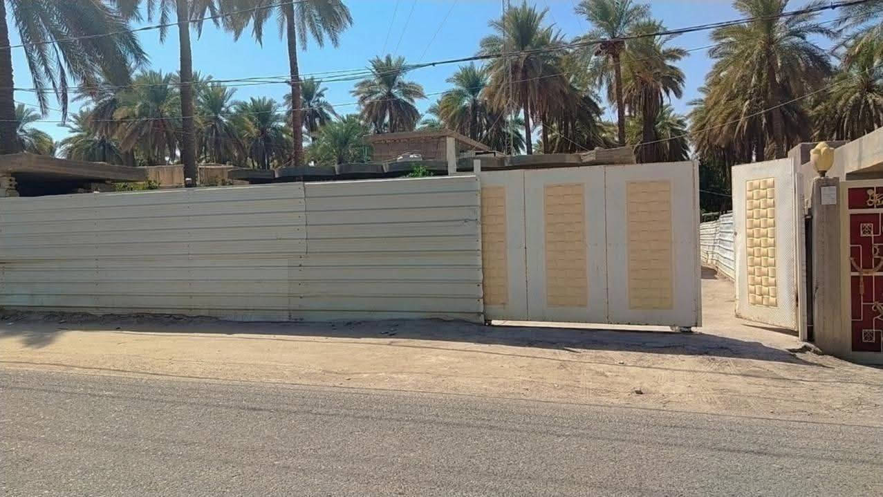 اخوان #للبيع دونم وربع سند 25 بأسمي تحويل اسهم مع بيت مساحته 200متر يحتوي على 3 غرف نوم وصاله وستقبال ومطبخ ومجمع صحيات وكذلك صحيات خارجيه مع حديقه مساحتها 100 والبستان حلوه ومعموره بيها اشكال الاشجار والنخيل والبيت صاير على الشارع تبليط كافة الخدمات متوفره مكانه كربلاء الحسينيه (شارع الشاهر) او منطقه العواره الوسطى تبعد على مركز المدينه 15 كيلو تقريبا السعر 250 مليون وبي مجال للشراي   للاستفسار اكثر اتصل ***********
