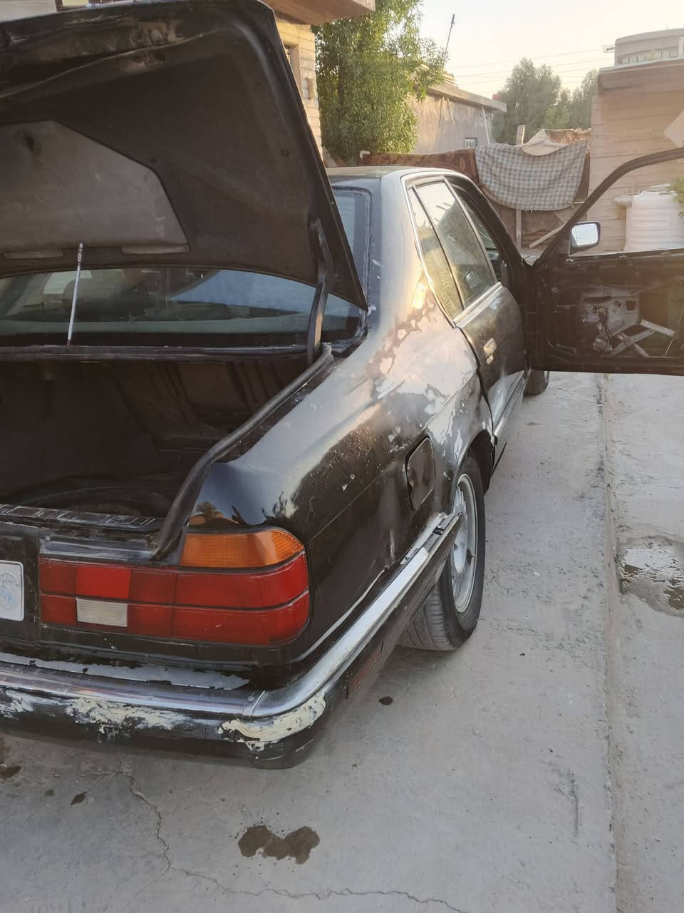 سلام عليكم 
بي ام معمره باقي صبغ فقط 
رقم انبار سنويه29رعيه يمي تحويل بشرط
كير ومكينه حاويه 
اكسل قفل 
صدر امامي خلفي جديد
كمبريسر جديد بس مرابطه 
..........نقوصاته..................
بنكه طاكه بيه 3ريش 
شيال كاردن 
ترتيب للتنته 
دعميات حلوات بس بيهن فطور 
.......
...........سعر 30مجال بسيط 
مكان بابل جبله 
***********
فقط بيع 
داخل السياره ول بطاين مشدوتات 
اصل فتحه طكتين شغاله
