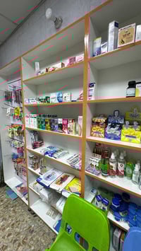 مستلزمات صيدليه للبيع تحتوي عله رفوف عدد17 وكراسي 4 وثلاجه وميز (المكا...