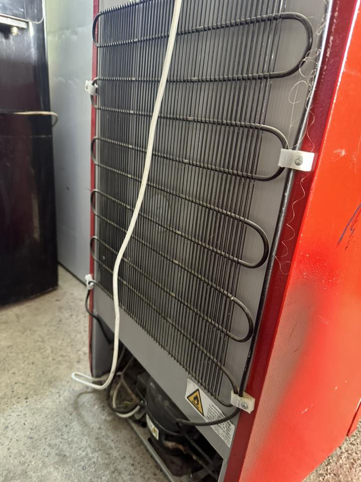 ثلاجه 6قدم  نضيفه وما مصلحه
سعره 75 ***********
