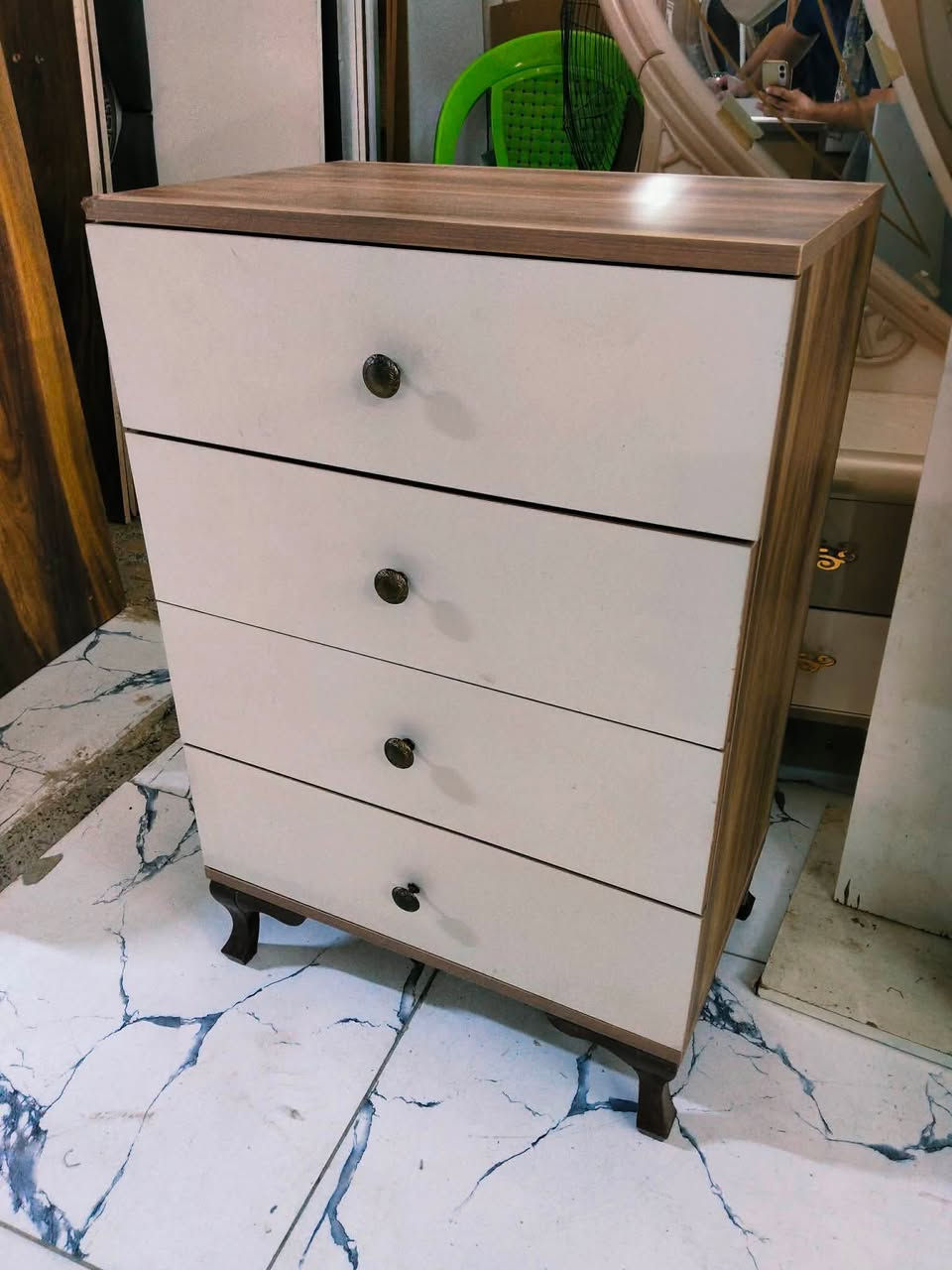 غرفة تركي 8قطع نظام ابواب ❤ ✨
نظافة 95 / 100 ❤✨ 
السعر 550 مع الشد 🪛ونقل 🚙
داخل بغداد متوفر توصيل لجميع المحافظات 🇮🇶


**إذا كنت صاحب هذا الإعلان وتريد حذفه لأي سبب، رجاءا أرسل رسالة إلى الدعم الفني**