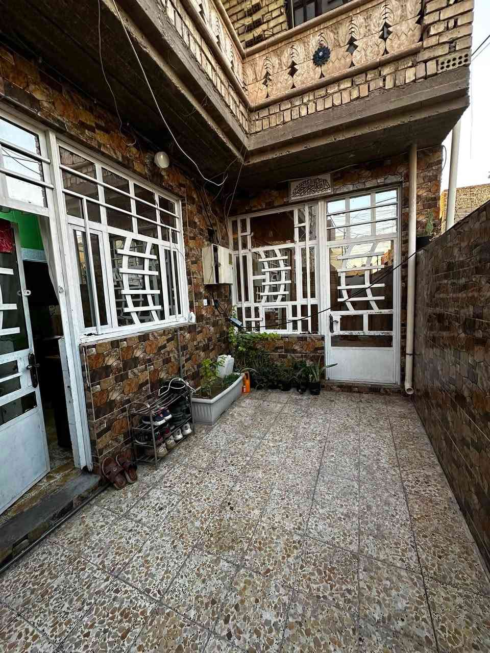 السلام عليكم
بيت مساحة 100 متر طابقين زراعي ركن بالبلديات شارع المرور قرب جامع الجوادين 
الطابق الارضي استقبال وغرفة نوم ومطبخ وصحيات 
والطابق الثاني غرفتين نوم وصحيات وبيتونه 
للاستفسار الاتصال على الرقم ‭***********‬
