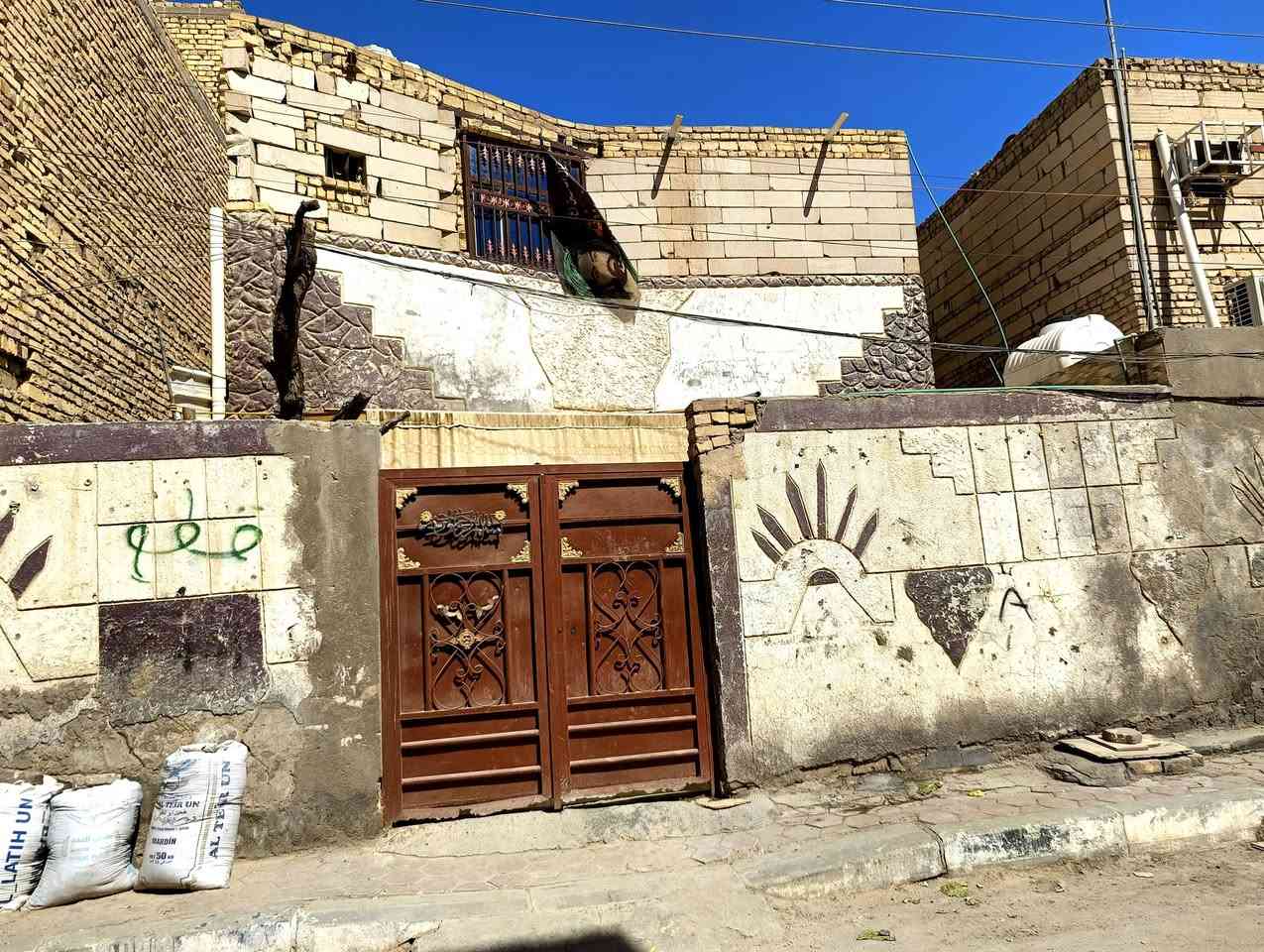 بيت 200مترعكاده  حي الشهداء قريب مدسة غزوات حنين السعر 156مليون اخذ 125مليون والباقي قصاط 500 الف بشهر. البيت هس مجر 450. الف  ***********
