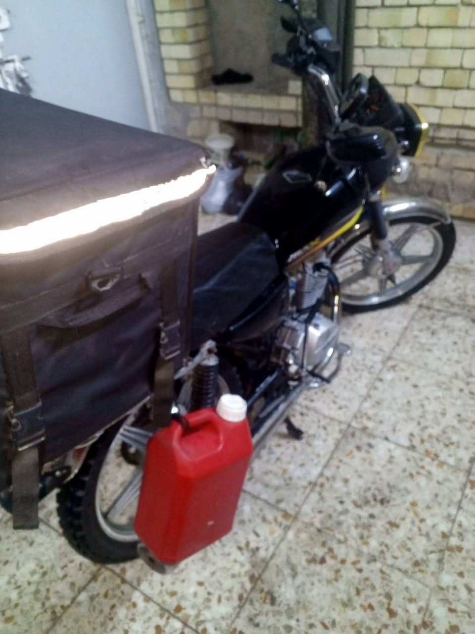 دراجة سونك 5كير سلف وهندر كفالة المكينة والكير دراجة خير من الله كلشي شغال بيها واوراق بيها وكمركها مدفوع تترقم مابيها لا نضوح ولا تبخير  وصالنصا كاتم وميكنة صوتها ناعم ودراجة مداريها دهن كلسبوع ابدله كلشي كامل بيها ستاند موبايل ومرايات ودشبول وصندوق دلفري بوجهك تطلع بيها للشغل اكفلها الك من كلشي وسعر 450 وبيها مجال 
رقمي ***********
