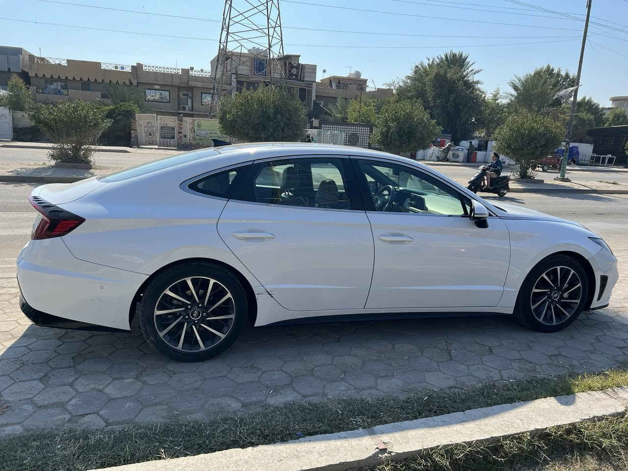 سوناتا 2021 اعلى فئه بالسوناتا كشنات تدفئه وتبريد ورادارات وخمس كامرات وداته شو وبعد بيها كلش هواي مواصفات 
السياره وارد امريكي حادثها فقط دعاميه اماميه وطلع بيها قطعتين كلير من امريكا وصور الحادث 
بالمنشور
مكينتها اقتصاديه 1600 تيربو طياره 
رقمها بغداد باسمي
مكاني الغزاليه 
سعرها 183$
الله شاهد السياره على ايدي ومابها نقص اي شي سياره كلش جديده 

رقمي ***********
