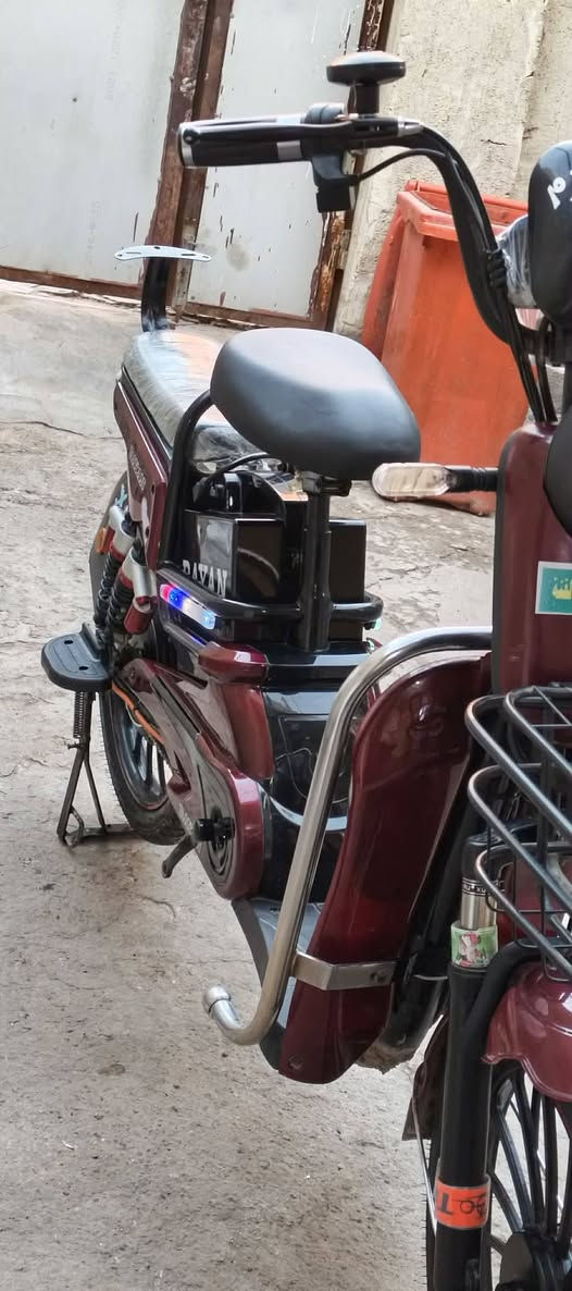 سلام عليكم دراجه شحن للبيع 5 بطاريات 4 سرع مثبت سرعة لايت عالي ناصي تجي تشوف على الفحص السعر 450 وبيها مجال 
العنوان: النجف الاشرف حي الوفاء قرب سوق هرج
للاتصال والاستفسار ***********
