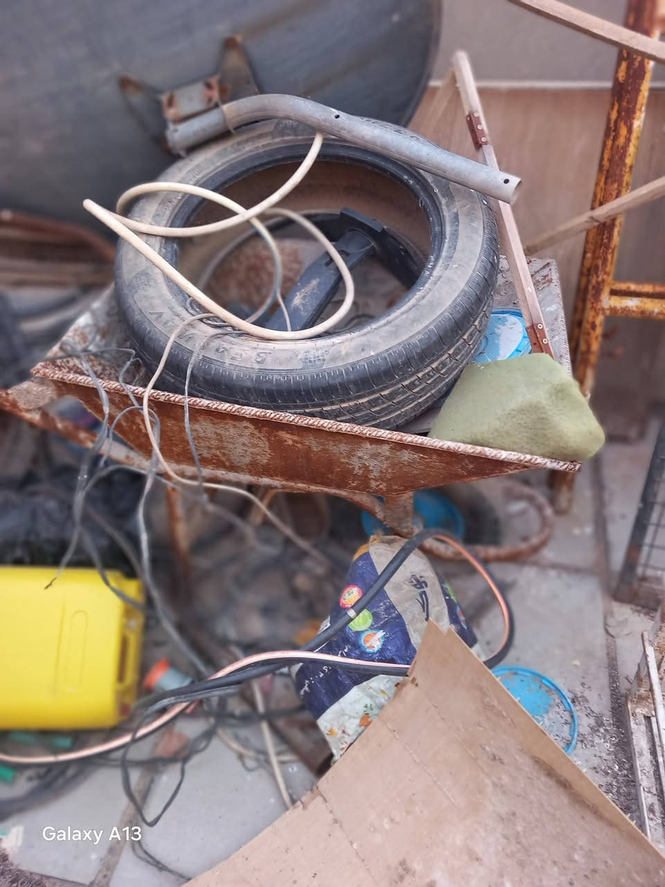 متاح قفص حديد واحد  مع دراب حديد عدد ٢واحد منهن يراد تصليح  مع عربانة هم يراد تصليح السعر ٥٠ الف للإستفسار ***********
