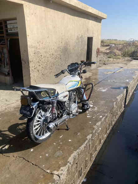 سلام عليكم دراجه لبيع  سيفان موئل 25 دراجه خير من الله ماشيه 4000السعر 830 بيها مجالي مكاني عبدالله بن علي الهادي هاذي رقمي ***********
