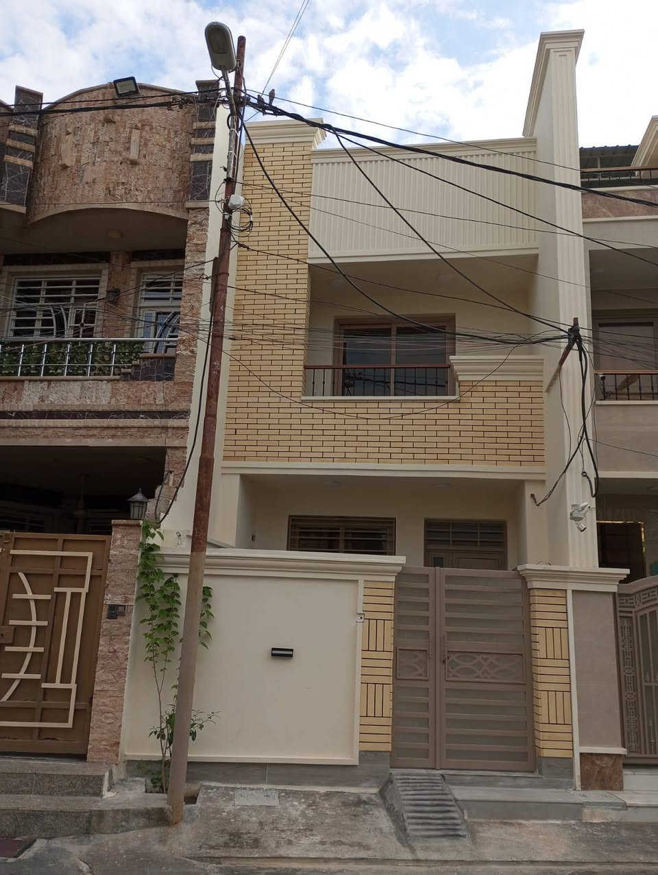 السلام عليكم تعلن شركة الجبوري للعقار والمقاولات العامه عن تاجير دار بناء حديث درجه 3 طوابق محد ساكن بي في منطقة الكريعات السنافر خلف المعارض
1 المساحة 90 مترررررر 
2 الايجار الشهري 600 ألف 3 غرف نوم
عنوان الشركة الكريعات الكويتي شارع حسينية ابي تراب قرب فلكة القرغولي استفسار اتصال على الارقام التاليه 
*********** أبو صكر الجبوري 
***********
