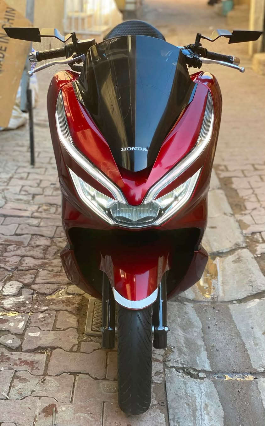 السلام عليكم شباب
للبيع دراجة pcx 2020 جيل ثالث 
بصمة نازلة من كلشي وكلاشي كفاله شرط 

رقم الشاصي JF81 ياباني 
لون مميز كرزي او ماروني 
عداد مسافة 33 الف حقيقي 
حجم المحرك 125cc 
تايرات خلفي امامي مشلن 
بخطوط الشركة 
بصمه دكمتين + مفتاح طوارئ 
دوسات نيكل اصليات 
تجوه خلفية اصليه مو تجارية 
قاعدة تليفون 
مري شفط اصليات 
حساس زدحام + ستان كهربائي 
عده سباين جوه كشن كامله 
اوراق منفيس شغلاته كامله 
مكمله كفاله عامه من طول للطول 
وين ميعجبك تفحص من باب تاخذه 

رقمي *********** 

العنوان النهظة شارع الشيخ عمر 
قرب باجة الحاتي
