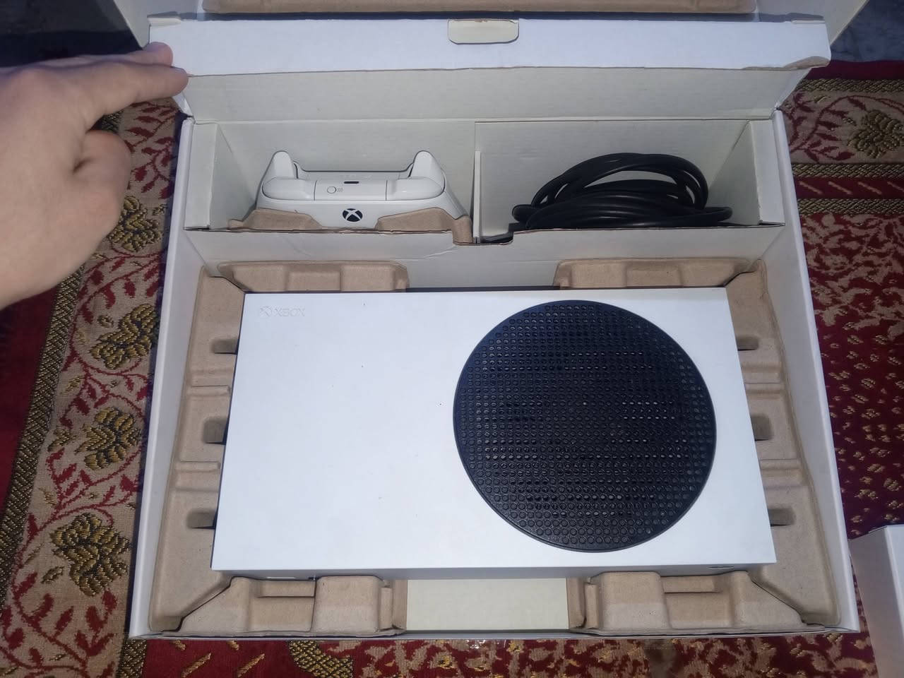 🚨🚨 عرض نادر ومميز 🚨🚨
🎮 للبيع Xbox Series S بحالة فوق الممتاز – نظافة وأداء يفرق عن أي جهاز مستعمل بالسوق ✨

إذا تريد جهاز مضمون بدون مفاجآت وبدون وجع راس… هذا هو الاختيار الصح 👌

✅ استخدام شخصي وخفيف جداً
✅ أبدًا ما داخل صيانة 
✅ أبدًا ما مفتوح ولا مفكوك
✅ شغال 100% بكامل كفاءته
📦 العلبة الأصلية موجودة وكل الملحقات كاملة

🔥 الإضافات القوية اللي تخلي العرض أقوى من غيره:

🎮 جويستك أصلية إضافية (مو تجاري) – جودة أصلية وتحمل أعلى
💾 هارد HDD سعة 1TB إضافي
🔥 اشتراك Game Pass فعال لغاية 1/4 – تشتري وتشغل وتلعب فوراً بدون ما تدفع شي إضافي

🎯 الجهاز جاهز للتجربة قدامك حتى تتأكد بنفسك من كل تفصيلة.

💰 السعر: 490 ألف دينار
وقابل للتفاوض البسيط جداً للي يريدون الجهاز من صدك فقط

📌 سبب البيع: محتاج فلوس حالياً + ما عندي وقت ألعب

⚠️ ملاحظة:
بهالمواصفات + النظافة + الإضافات… الجهاز ما يكعد هواي، واللي يعرف بالسوق يعرف هاي صفقة قوية.

📩 اللي صدك يريد الجهاز يراسل خاص ، والأولوية للحجز السريع .

ملاحظة بسيطة : ما عندي توصيل يعني تجي تفحص الجهاز و تاخذة اذا عجبك ( مكان بغداد الدورة قرب جامع خالد ) .

للحجز على الواتساب : ***********
