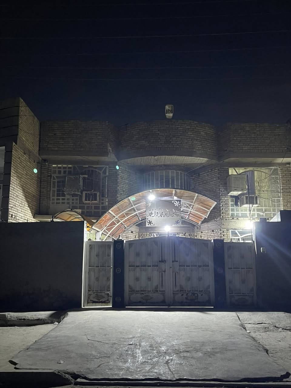 دار للبيع
العنوان البلديات الضباط بجانب الصحفيين على الشارع العام طابو ملك صرف
المساحة في السند 284 المساحة واقع حال 312 
مع تشجير امام البيت. 300 متر
التفاصيل 6 غرف نوم
الطابق الأول يحتوي على استقبال سبعه في اربعة ونص صاله سبعين متر دائري
مطبخ سبعة في اربعة ونص غرفتين نوم اربعة في اربعة الا ربع
ترك على جميع الغرف
صحيات داخل الطابق الارضي صحيات خارجية للخطار 
الطابق العلوي
صاله مع أربع غرف نوم 
مع الصحيات 
السعر 530. وبيها مجال للشراي البيت باسمي للاستفسار اكثر الاتصال على الرقم 
***********
***********
