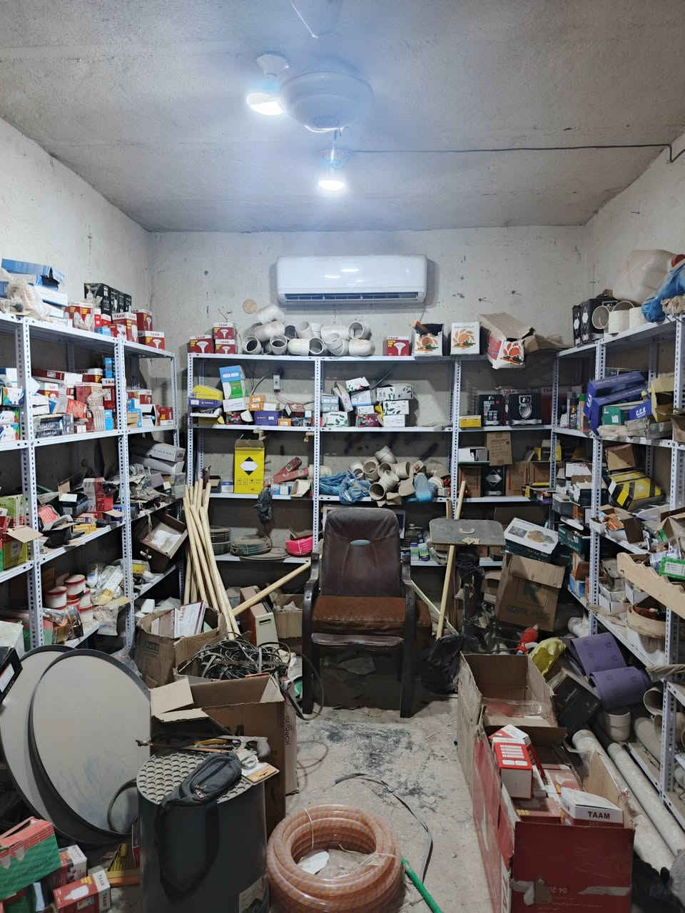 محل بلديه للبيع مسدد من البلديه ما عليه ديون موقع ومكان مميز على ثلاث شوارع في الحي العسكري الناصريه مركز مقابل روضه عبد الله الرضيع. شارع المدارس ثلاثه عرضه وسته طوله للبيع مع المواد انشائيه كهربائيات مع الرفوف والسبليت الاختيار المشتري المحل واحد او الاغراض وحدها او الاثنين معا البيع                        الجاد يتصل ***********
