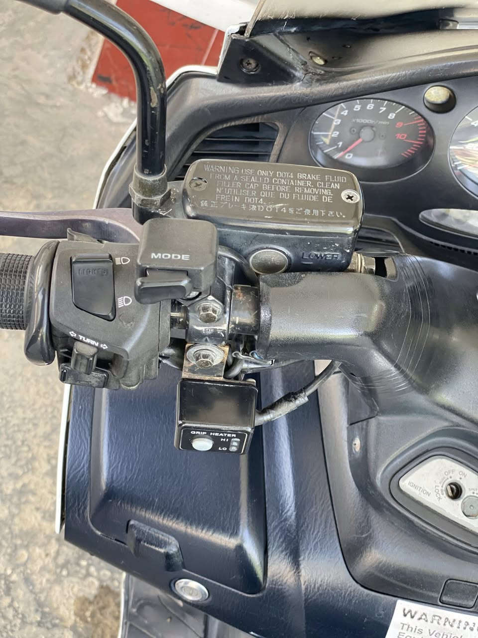 سلام عليكم شباب دراجه 
Silver Wing 400 CC
وارد خليجي مكفوله كفاله عامه 
الدراجه علا وضع الشركه 
برقي واحد ما مفتوح بيها 
بيها صبق بل صفحه اليسرء شبرين تقريبن 
ولباقي كلها مكفوله علا وضع الشركه 
او الكشر مثل ماموضح بل صور نضافته كدامك 
سويج سكيورتي 
اوفر مود نضام ABS شلعه تاكل الكاع  او معدل خير من الله
دشبول نفخ المرغوب منضومة زنون أصليه عالي ناصي 
دبلات جدد مكفوله تخم تاير بعده بل جيس 
الضفيره مالتها علا وضع الشركه 
المكينه ول دراجه بل كامل برقي ما مفتوح منها 
وراقها السعر ١٥ او بيها مجال 
بغداد الدوره   ***********
