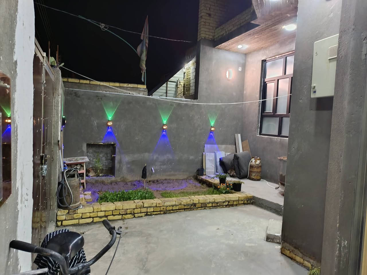 السلام عليكم 
بيت للبيع بحي الشهداء قرب ملعب عمو بابا مساحه 200 غرفتين /صاله/دوانيه /مطبخ حار وبارد/صحيات/السعر165وبي مجال/***********
