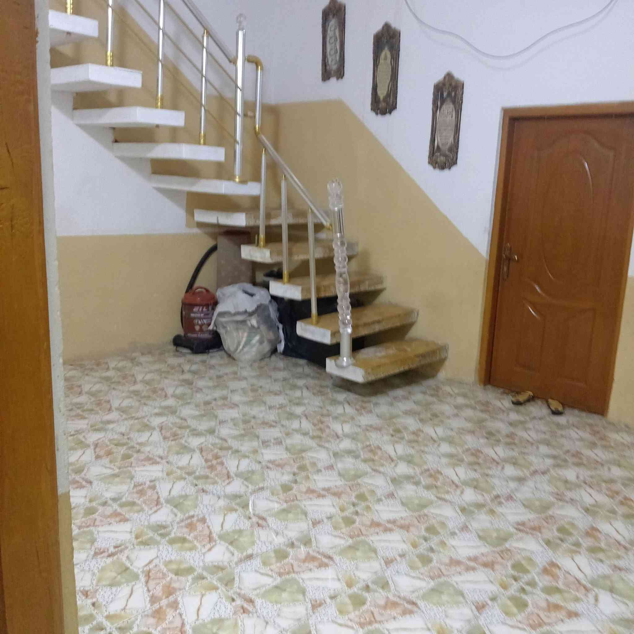 السلام عليكم ورحمة الله وبركاته بيت للبيع ١٥٠ متر البنا طابوك وصب مركزي وعالي عن شارع قرب مدرسه امين الله بلحولي 
٢غرف
براني وصاله ومطبخ وصحيات وساحه
***********
