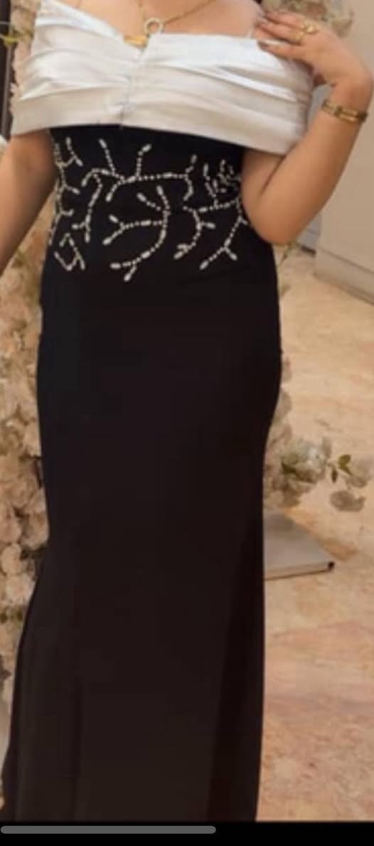 فستاين البيع السعره متكوبه بصوره جديد ملبوس فقط مره وحده الرقم ***********عنوان بغداد
