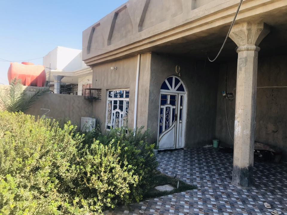 السلا عليكم بيت بحي الحكيم البيت مساحته ٢٩٥ متر ١٣ في ٢٣ نزال يتكون من طابق واحد غرفتين نوم خمسة ونص في اربع امتار ، استقبال سبعة ونص في اربعة وربع كراج يدخل فيه سيارتين ، البيت واقع بين شارع الميناء وشارع الحولي قريب على الحولي بمسافة ٣٠ متر زراعي عقد ٢٥ باسمنا السعر ٦٤ بي مجال بسيط تفاصيل أخرى الاتصال على رقم الهاتف ***********
