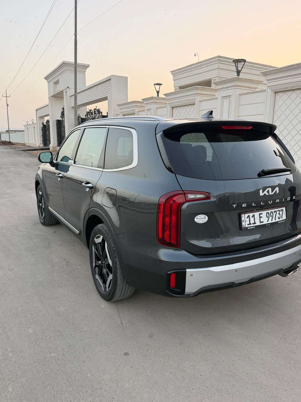 السلام عليكم ورحمة الله
للبيع سيارة: كيا تيلورايد  S وارد امريكي  موديل 2023
رقم بغداد تحويل ثاني يوم 
•الضرر: صبغ جاملغ خلفي والصور موضحة في المنشور  
•المواصفات :
▪️المحرك: 3.8L (ستة سلندر)
▪️العداد: 40000 ميل   
▪️تحديد مسار
▪️بصمة تشغيل
▪️خاصية تحديد المسار
▪️رادار امامي للتوقف التلقائي
▪️حساس خلفي
▪️حساسات و رادارات الاجتياز الجانبية (نقاط عمياء)
▪️تحكم فول كهرباء لمقعد السائق 
▪️شاشة الدشبول حجم كبير للتحكم بايعازات السيارة
▪️تدفئة الكشنات المقدمة
▪️السيارة 7 راكب
▪️ثلاث قطع تبريد
▪️تشغيل عن بعد
▪️المقاعد الخلفية منفصل ملكي لون ابيض
▪️نظام ABS مانع انزلاق
السعر 300 وبيها مجال
للاستفيار ***********
