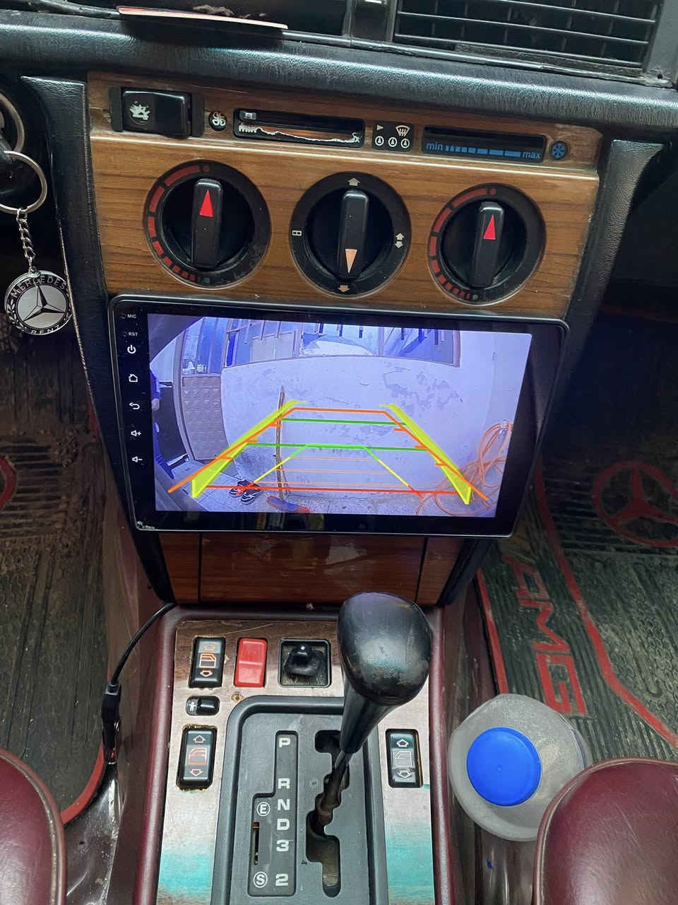 عندي طيارين موديل 92محرك ونجي سياره نضيفه تبريد تدفئه رقم مسطره جديد هزا جديده شرط التحويل بس المحرك بي صوت بستن صطرا غرفه جلد ماروني تارات جديده باتري جديد صدر امامي خلي جديد كشنات امامي كهرب السياره تمشي كلشي مابيها وترايك للبصرا بشرط 40لتر بانزين اتمشيك 180كيلو السعر  مكان السياره موصل حي العربي السعر 44 
***********ب وتساب
