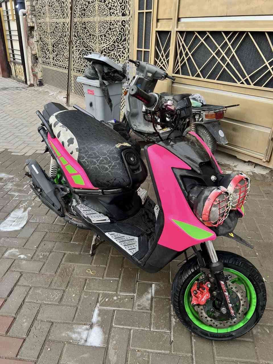 السلام عليكم
سنكس جبلي دراجة خير من الله مكينه مكفوله  موديل ٢٠١٤ الدراجة بيها تزويد اجة بيها من الرمبه داخلي وخارجي ومغلفة لون وردي مكان الدراجة بغداد مدينة الصدر
السعر ٩٧٥ وبيها مجال حگ الجبيه
رقم الهاتف ‭٠٧٧٨ ٣٤٢ ٨٣٣٩‬
