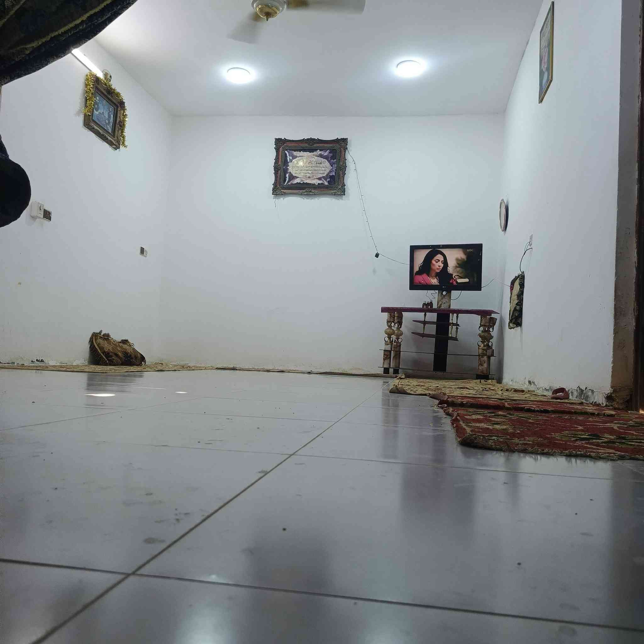 بيت زراعي مساحه 210متر
حي السبل الثانيه قرب اسواق ابو شكريه قرب مدرسة براعم الامل 
بتلو صب كونكريت البناء بلوك عكاده عالشارع العام 
البناء الحالي غرفتين +صاله+صحيات داخليه وخارجيه 
باقي لاستقبال والمطبخ غير مبني بتلوهن موجود مدفون 
خدمات ماء كهرباء وبيه وصل تطويب
للاستفسار.على الرقم.***********
