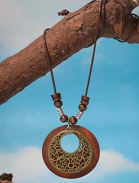 قلادة خشب عتيق • انتيكة • توصيل مجاني