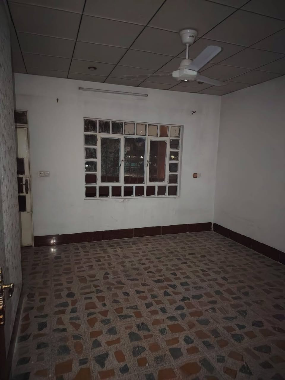 بيت الايجار حي السماح قرب جوري ماركت غرف نوم وهول واستقبال مطبخ و صحيات وكراج طابق الثاني غرف نوم  مطبخ و صحيات ***********/  ***********
