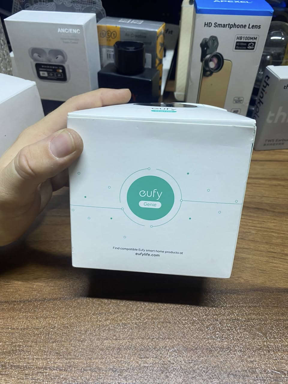 قطعتين
السعر 30 الف 
توصيل جميع المحافضات 5 
مكبر الصوت الذكي Eufy Genie (طراز T1240)، وهو مساعد منزلي ذكي مدمج بـ مساعد أمازون الصوتي (Alexa) من إنتاج شركة Anker.أبرز مواصفات وميزات الجهازالمساعد الصوتي: يأتي بمساعد Amazon Alexa مدمج بالكامل.الصوت: يضم مكبراً صوتياً بقوة 2 واط لتوفير صوت نقي ومحيطي داخل الغرفة.التحكم الذكي: يتيح التحكم الصوتي بالأجهزة المنزلية الذكية المتوافقة مثل الإضاءة والمكانس الروبوتية.الاتصال: يدعم شبكات Wi-Fi بتردد 2.4 جيجاهرتز فقط (ولا يدعم تردد 5 جيجاهرتز).المنافذ: يحتوي على منفذ Micro-USB للطاقة ومخرج صوت 3.5mm AUX لتوصيله بسماعات خارجية أكبر.
#ابوهاجرامزون


**إذا كنت صاحب هذا الإعلان وتريد حذفه لأي سبب، رجاءا أرسل رسالة إلى الدعم الفني**