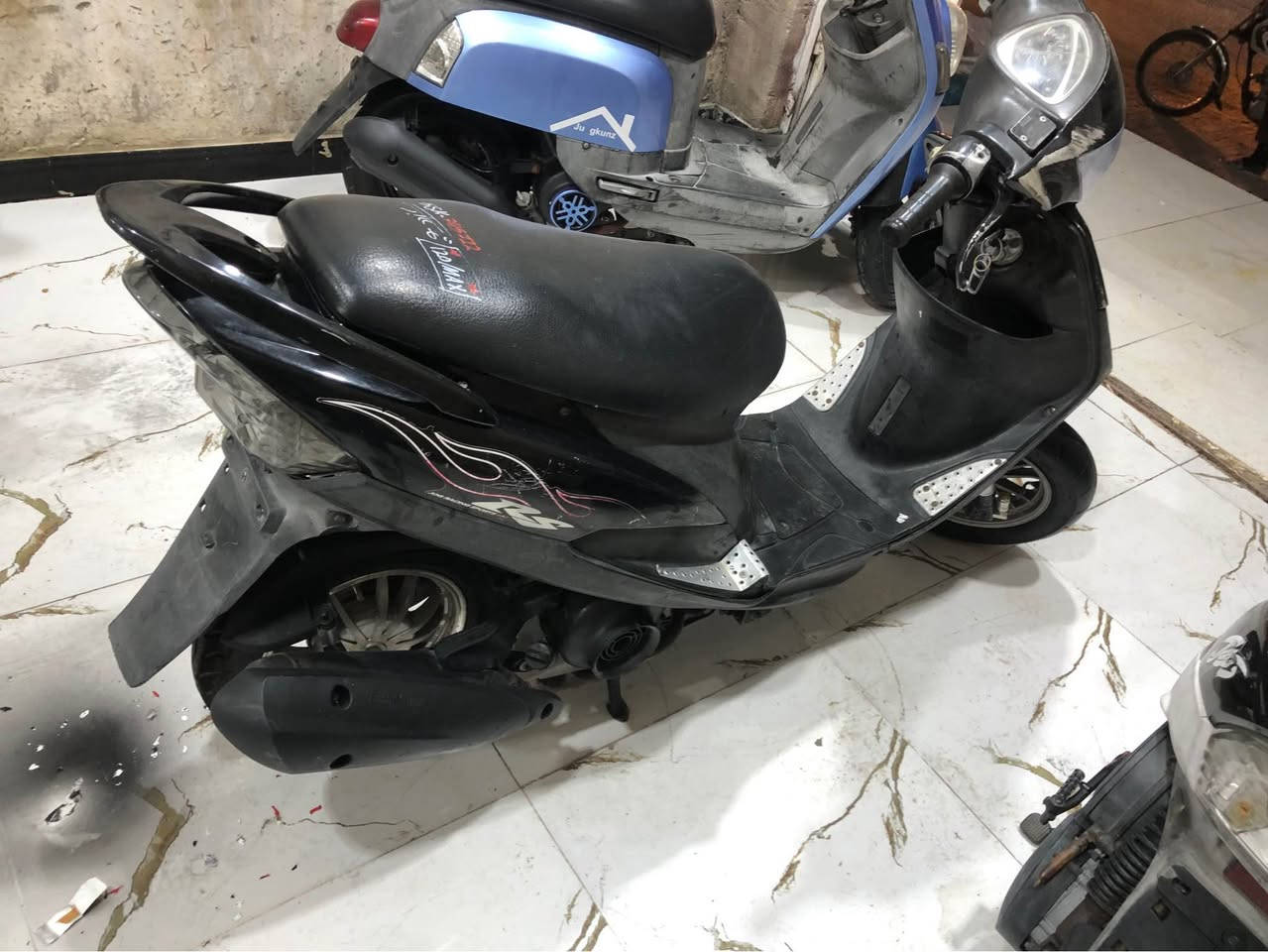 متوفر ماكس عدله كفاله من كلشي 
دراجه حاويه ملاحضه الشراي يجيب ويا فيتر ويفحص 
عنواني بصره تنومه شارع الاطفاء
*********** البصرة, العراق
