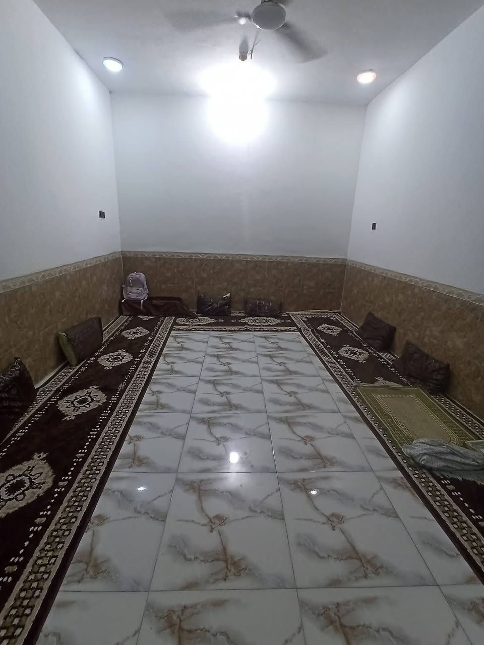 🏡 للبيع بيت سكني مميز 🏡
📍 الموقع: الفتاحية – حي الإمام المهدي – شارع الفوج – قرب أسواق تحسين
📐 المساحة: 100 متر مربع
🏠 البيت طابقين
🔹 الطابق الأول:
استقبال
صالة
غرفة نوم
مطبخ
صحيات داخليه وخارجيه 
🔹 الطابق الثاني:
3 غرف نوم
صالة
✨ موقع هادئ وقريب من الأسواق والخدمات
✨ مناسب للعائلة والسكن
📞 للاستفسار: __الاتصال__***********
💰 يوجد وات ساب
