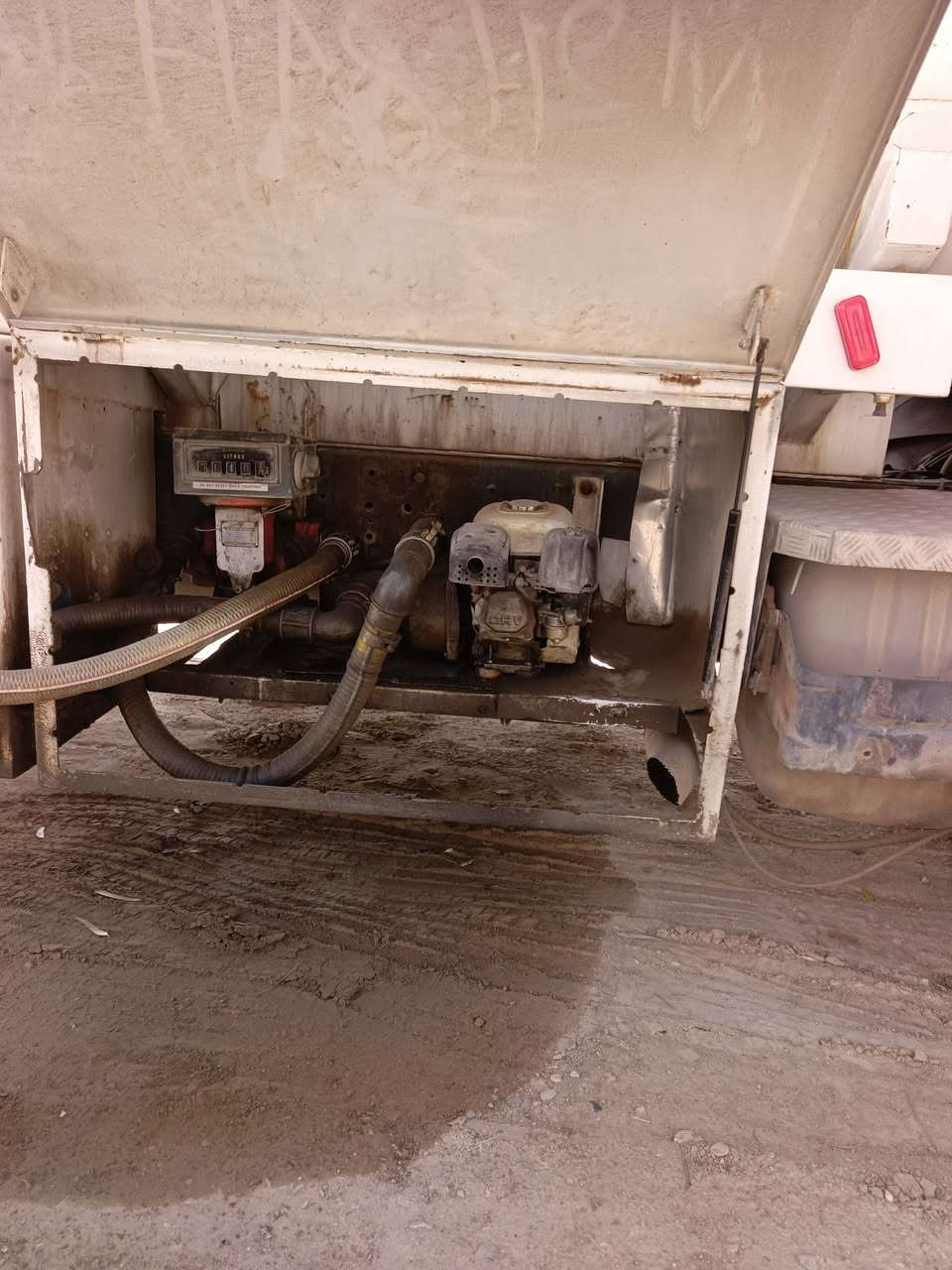 سكانيا بومه 2003 انجكشن 4 خطوط جوبلس امامي
تكيال الدوره سنتين
حموله 10.000
جي بي اس تجديد جديد 
رقم واسط مشروع وطني
تانكي تفصال الجرف جديد
تخم تاير جديد
مربوط عليهه وكاله جوال نفط داخل الكوت يصير تنقل لغير محافظه
جاهزه للعمل ماتحتاج اي مصرف
***********
