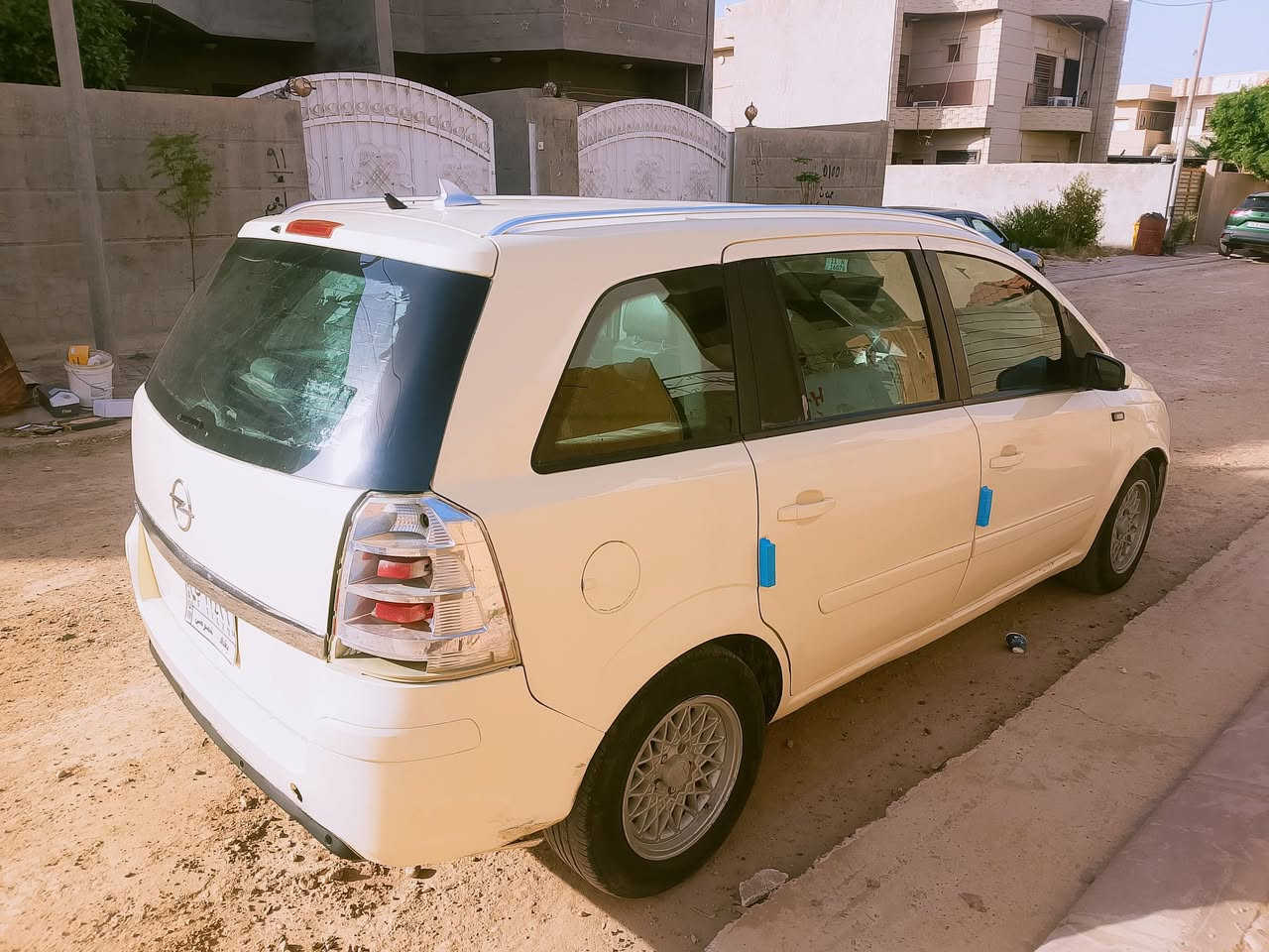 أوبل زافيرا موديل 2009 سبعة راكب مصبوغة حزام رقم بغداد مشروع وطني شرط التحويل داخل جلد نظيف فقط كشن السايق بي ضرر 
محرك وكير فكترا كير عادي محرك وكير شرط 
صدر امامي شرط 
صدر خلفي تعبان 
نقصها مشط استيرن
السعر 55 ورقة 
***********
