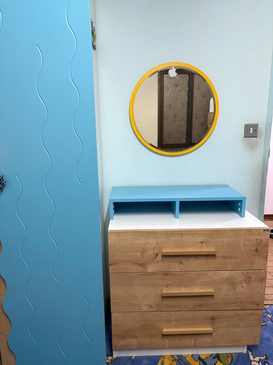 غرفة طفل خمس قطع مثل ماموضح بالصوره نظيفه سعرها ٣٥٠ 
ميز طعام من القند جديد ماخذي ب٢٠ ورقه 
مترتين ست كراسي سعره ٧٥٠ 

الى الراغبين يتواصل ع هذا الرقم واتس اب 
***********
