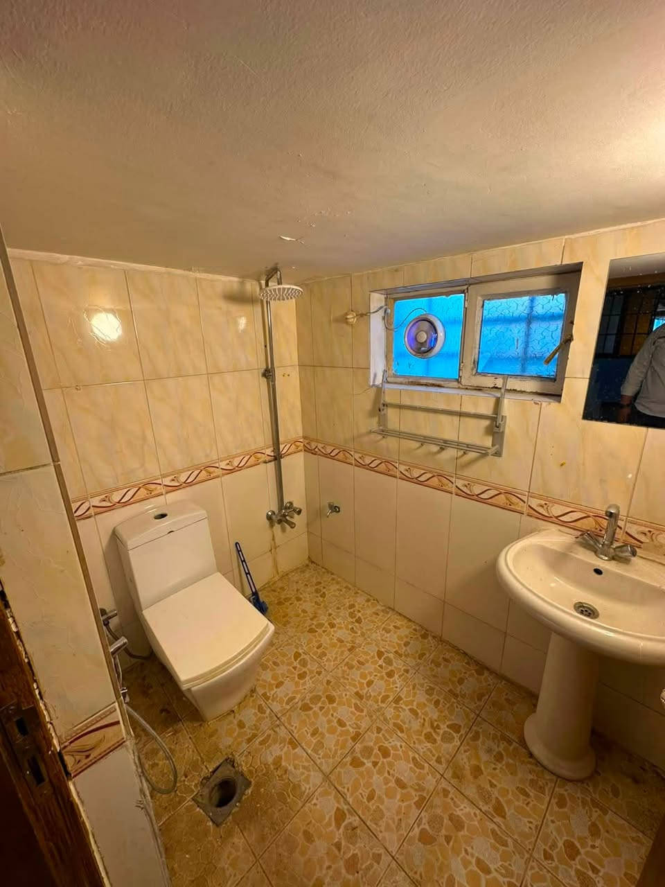 �✨ للإيجار في السيدية – بيت راقي ومميز ✨🏡
🌟 بيت بمساحة 150م
🛏️ يتكون من:
✅ 4 غرف نوم
✅ صالة واسعة
✅ مطبخ مرتب
✅ خدمات متكاملة
✅ كراج
✅ حديقه

💰 السعر:  مليون و350 قابل للتفاوض
 
📞 للاستفسار والحجز:
مكتب حلم عقاري للوساطة العقارية
📱***********
