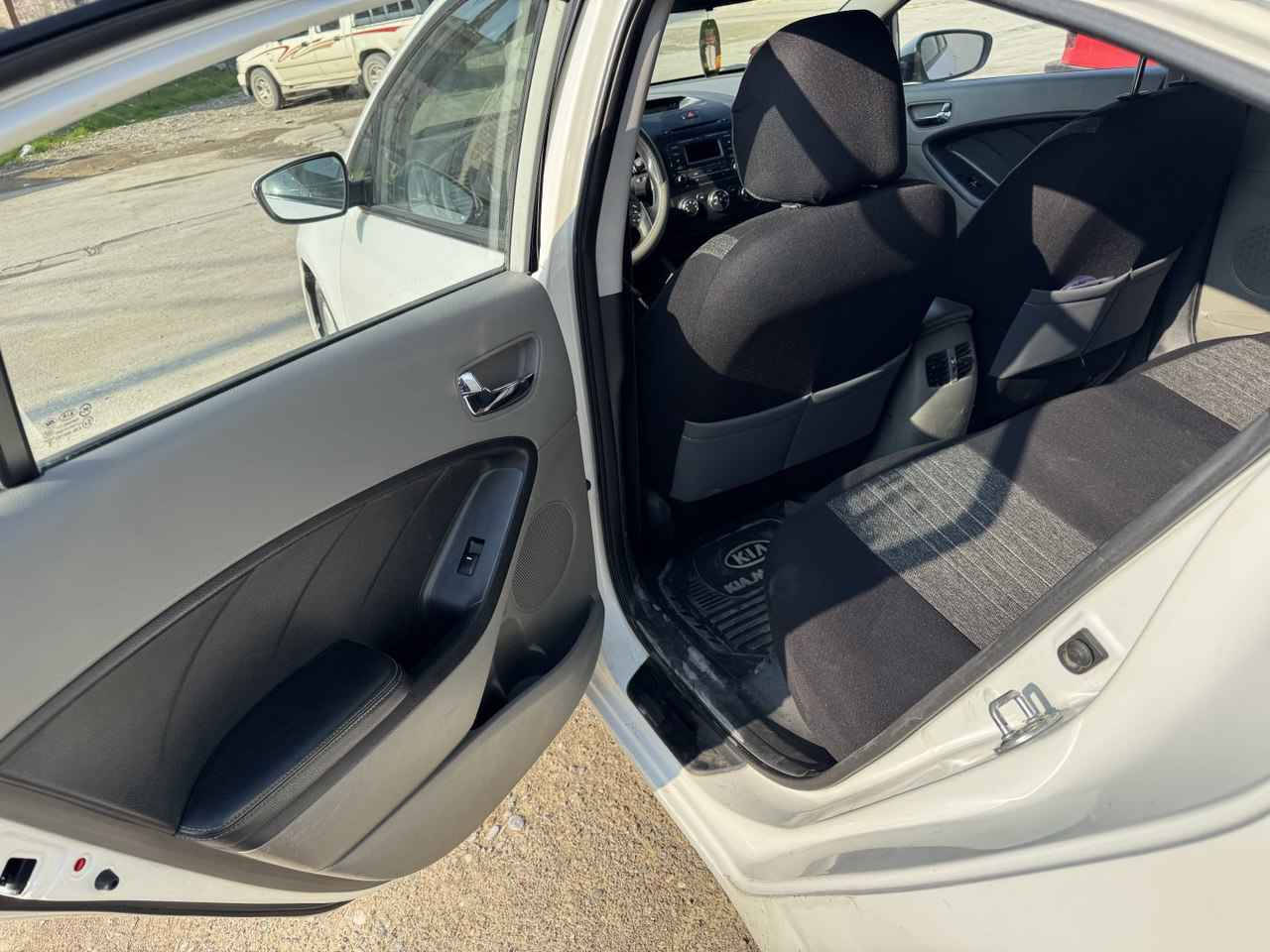 سيارة Kia Cerato بحالة ممتازة ونظيفة جداً، استخدام شخصي ومحافظ عليها.
🔹 محرك 2.0L قوي واقتصادي
🔹 تحكمات على الستيرن
🔹 تبريد قطعتين (أمامي وخلفي)
🔹 فول مواصفات (بدون تشغيل بصمة)
🔹 السيارة جاهزة للاستخدام ولا تحتاج أي صرف
🛠 الملاحظات:
يوجد صبغ فقط في دوسة اليمين والبابين من الأسفل، بدون حوادث مؤثرة.
💰 السعر: (118 ورقة ) قابل للتفاوض بالمعقول
📞 للتواصل: (***********) موصل, نينوى
