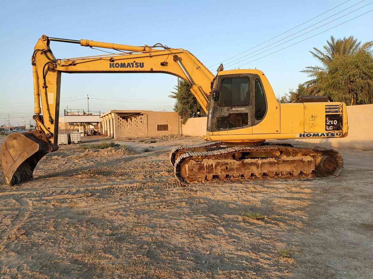 حفاره للبيع كومادسو موديل 99حجم 210 نضيفه وجاهزه للشغل مرقم اربيل مكانه الرمادي  مع جك فاركاوه 20 السعر 350 ورقه للاستفسار اتصل على الارقام التاليه ***********....***********
