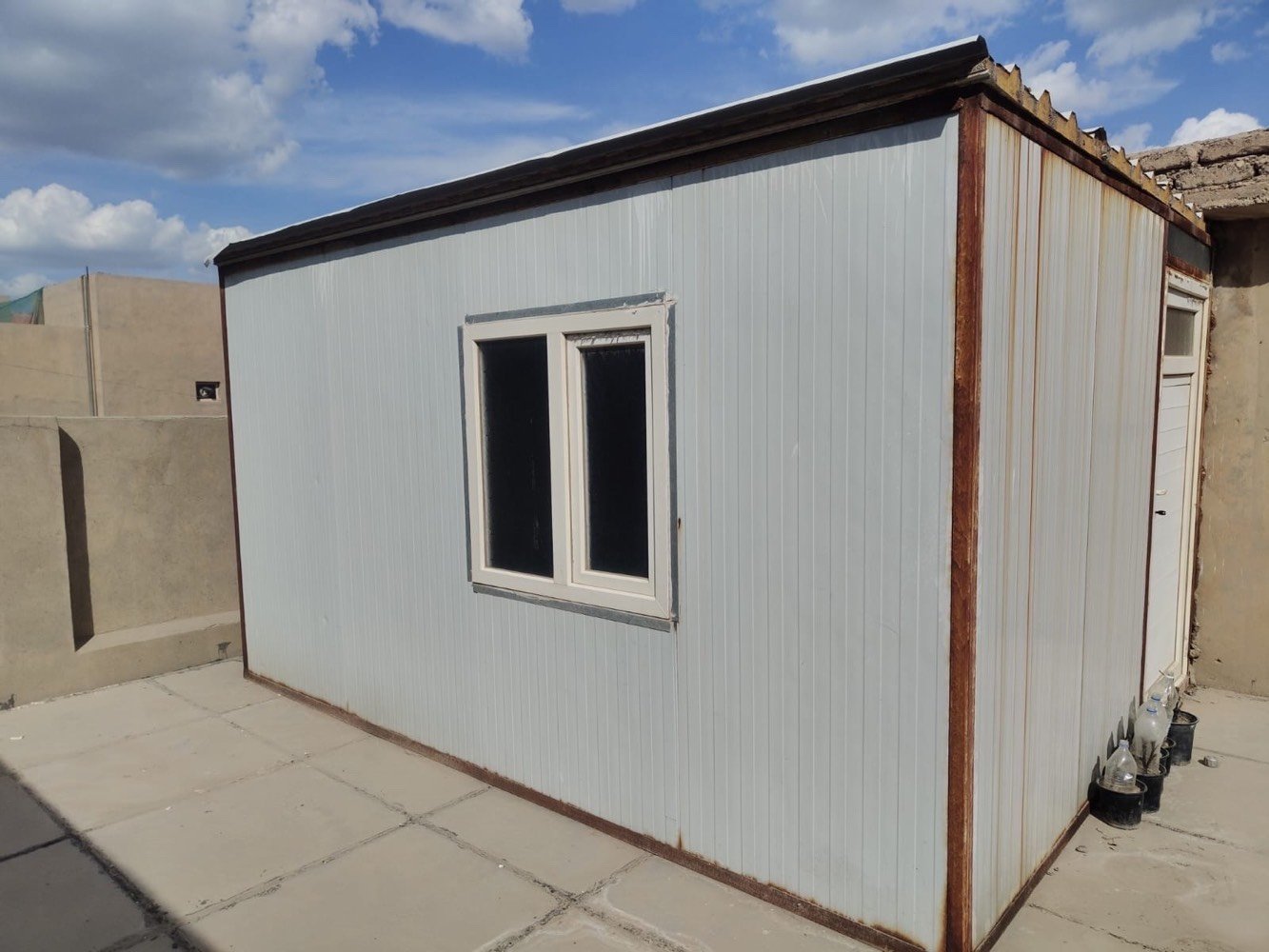 غرفة سندويج للبيع مساحتها واسعة

رايدها بمليون دينار عراقي وبيها مجال 
1000000
للاتصال ***********