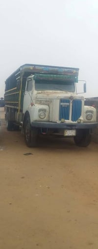 سكانيا ١١١ • شاحنة • للبيع