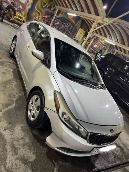 السلام عليكم للبيع فقط كيا فورتي 2017 
وارد امريكي صور الحادث ورقم الشاصي بالمنشور ماخذه من جانت زيرو وهسه ماشية 40 mi 
حقيقي بدون ايرباك محرك 2.0 دوش المرغوب رقم اربيل بسمي تحويل ثاني يوم السياره نقصه دعاميه و صبغ 2 قطع جاردات وعايفهن غيره مابيه شي ابد  سعره 123$ورقه مكانه بغداد زيونه ***********
