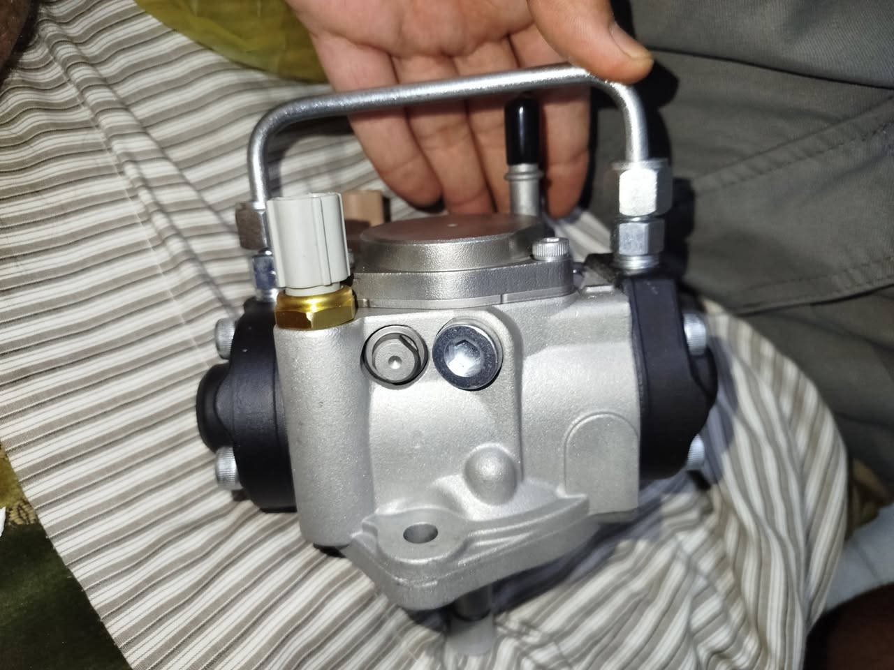 الشركة المصنعة: تويوتا (تقديري عام)

اسم المنتج: مضخة وقود ديزل كهربائية

وصف المنتج: هذه مضخة وقود ديزل كهربائية تُستخدم في سيارات الديزل الحديثة لضخ الوقود من الخزان إلى المحرك بسرعة وكفاءة ثابتة. تضم مداخل كهربائية للتحكم وتعمل بالتزامن مع وحدة التحكم ECU لتحسين استهلاك الوقود. عادة ما تكون هذه المضخة جزء أساسي في أنظمة حقن الديزل الحديثة Common rail وتساعد في الحفاظ على ضغط الوقود المطلوب، مما يضمن تأدية المحرك بكفاءة عالية وانخفاض انبعاثات العادم. تناسب العديد من السيارات اليابانية خصوصاً تويوتا وهيلوكس وغيرها حسب الرقم أو الشكل الموجود.

سنة الصنع: 2022

مميزات المنتج:
- تدفق وقود ثابت وفعال
- تحكم كهربائي متكامل
- ملائمة لمحركات ديزل حديثة

#sadeek_the_bot

#مضخة_ديزل, #قطع_غيار_سيارات, #تويوتا

#مضخة وقود ديزل كهربائية


**إذا كنت صاحب هذا الإعلان وتريد حذفه لأي سبب، رجاءا أرسل رسالة إلى الدعم الفني**